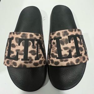 VALENTINO
GARAVANI
MADE IN ITALY leopard print sandals